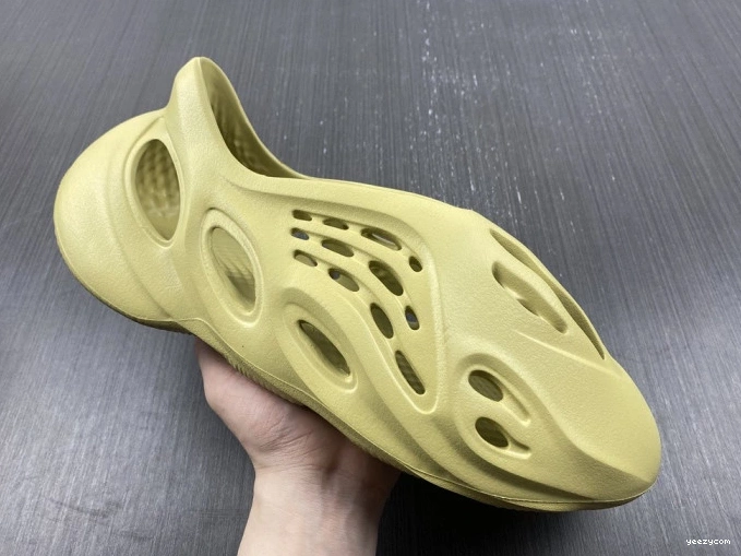 Sulfur Adidas Foam Yeezy RNNR GV6775 1026